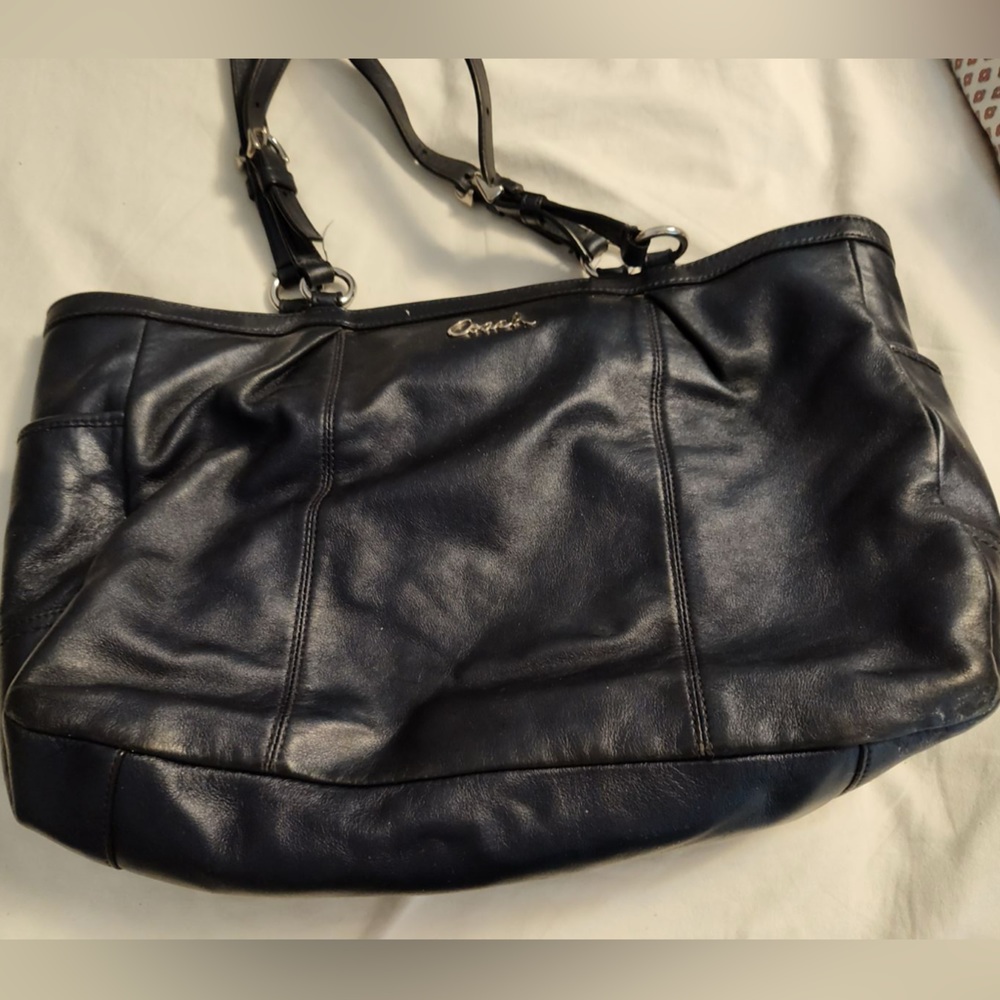 Authentic pre loved coach tote bag. Leather in good condition.